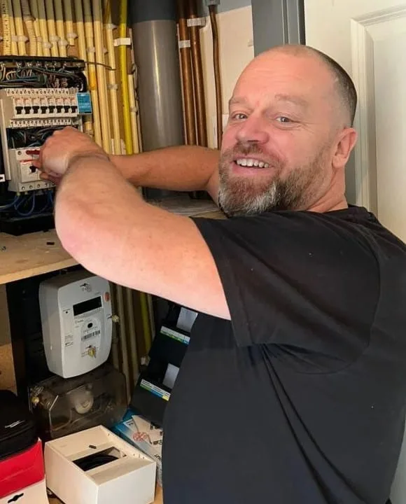 Elektricien werkt aan de installatie in een meterkast