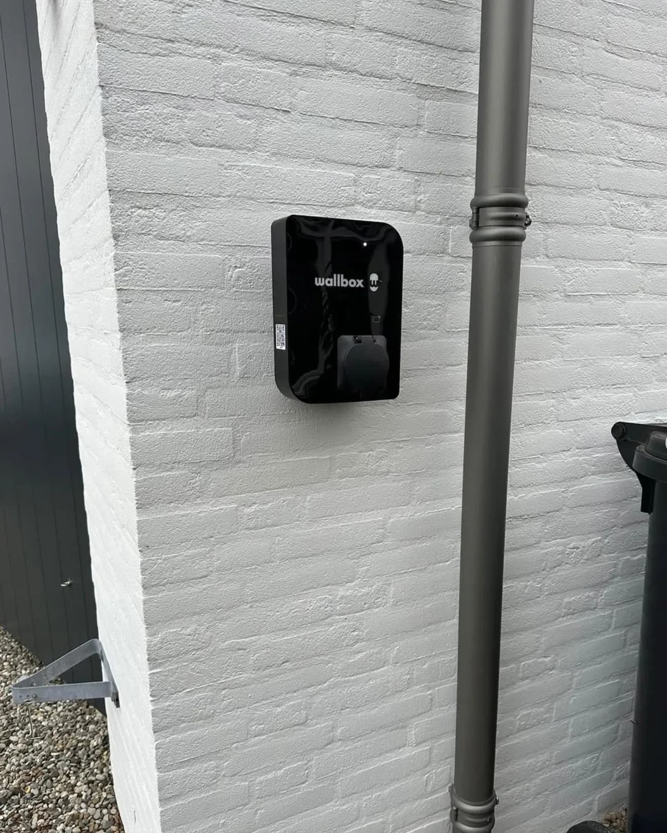 Wallbox-laadstation gemonteerd op een witte muur