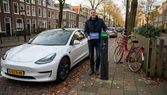 Man laadt zijn auto op bij een openbaar laadpunt met een laadpas