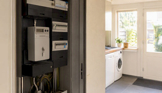 Groepenkast met elektriciteitsmeter en schakelaars