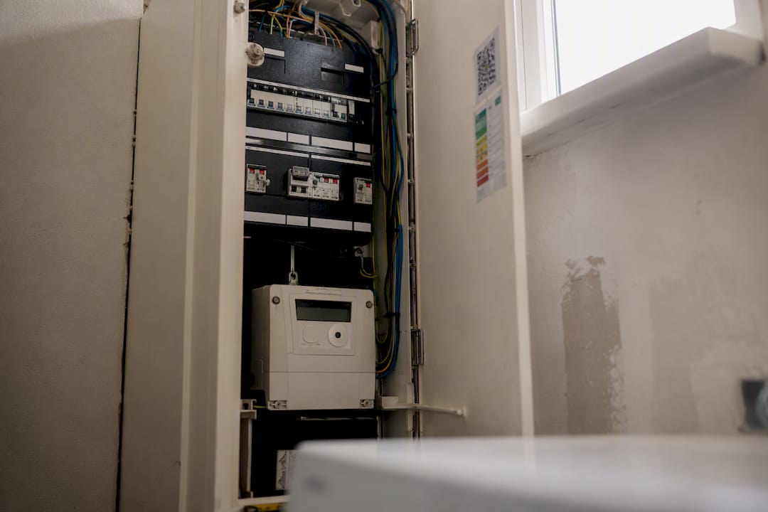 De meterkast in de bijkeuken van een Nederlands huis