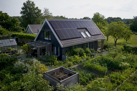 Nederlands huis met zonnepanelen en moestuinbedden
