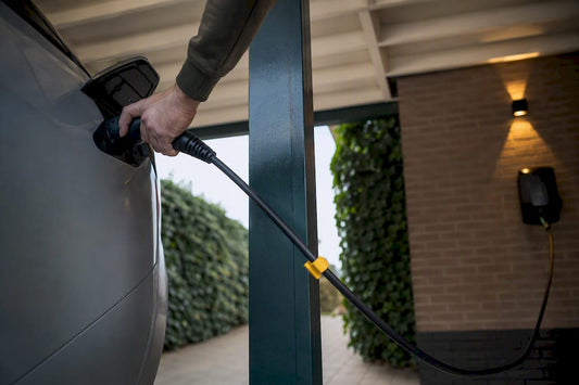 Laadkabel aangesloten bij woning onder carport